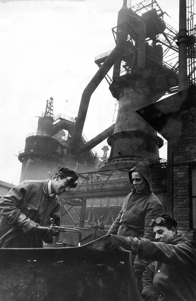 T Operai al lavoro stab siderurgico Oscar Sinigaglia Genova 1959