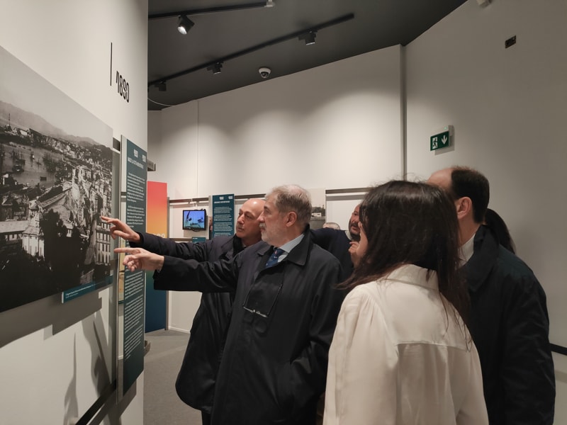Marco Bucci con Pietro Pongiglione e i curatori