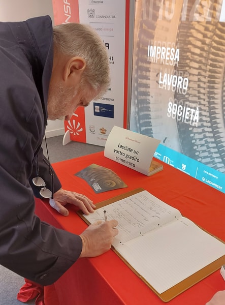 Marco Bucci lascia un commento alla fine della visita